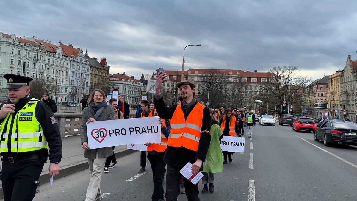 Aktivisté v Praze opět blokují dopravu